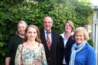 Das Foto zeigt v.l.: Friederike Leithner (1. Vorsitzende), Julia Habiger-Prause (2. Vorsitzende), Dr. Dirk Herwig (Präsident  des DTKV-BV), Cordula Sodt (Schriftführerin) und Heidi Porzig, (Schatzmeisterin).